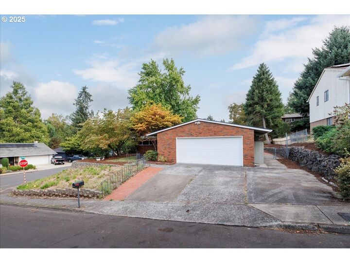 Property Photo:  10985 SW Mira Ct  OR 97223 