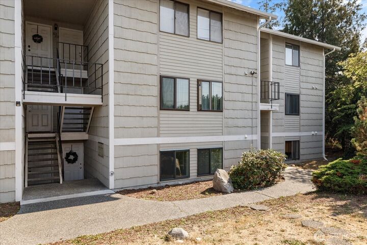 Property Photo: 91 SE 11th Avenue 104 WA 98277