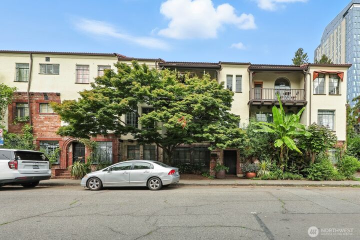 Property Photo:  1106 NE 42nd Street 19  WA 98105 