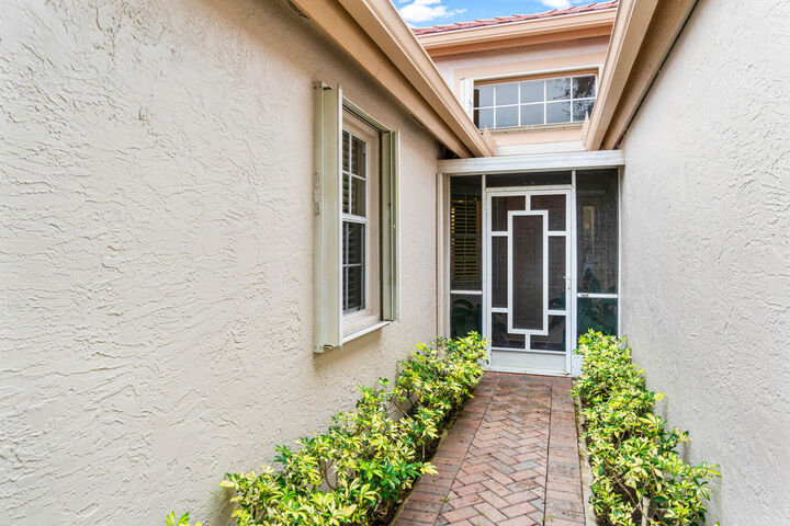 Property Photo: 7550 Diamond Pointe Circle N FL 33446