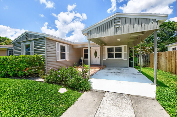Property Photo: 830 SE 3rd Avenue FL 33483