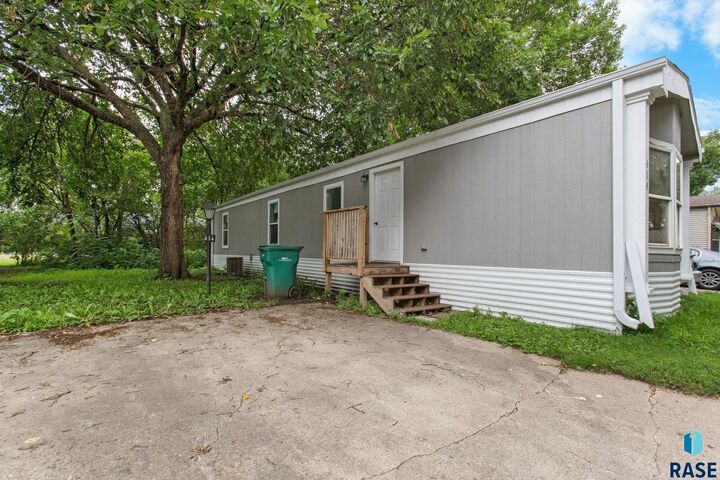Property Photo: 414 N Todd Pl SD 57107
