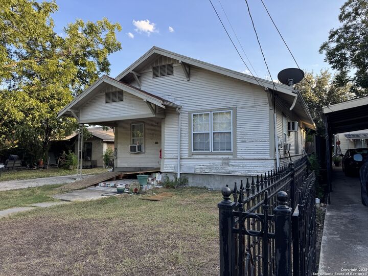 Property Photo: 318 Devine St TX 78210