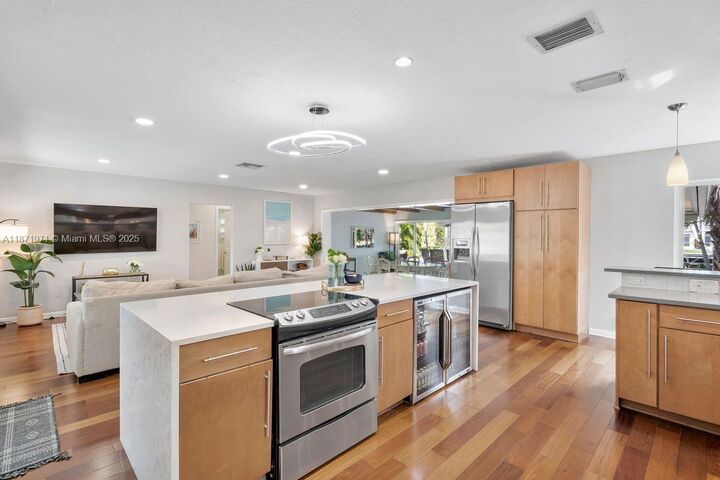 Property Photo: 2837 NE 17th Ave FL 33334