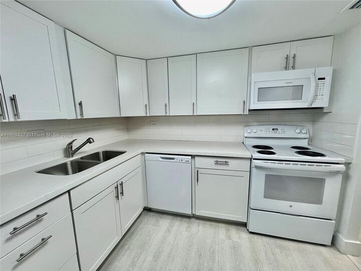 Property Photo: 8101 SW 72nd Ave 417W FL 33143