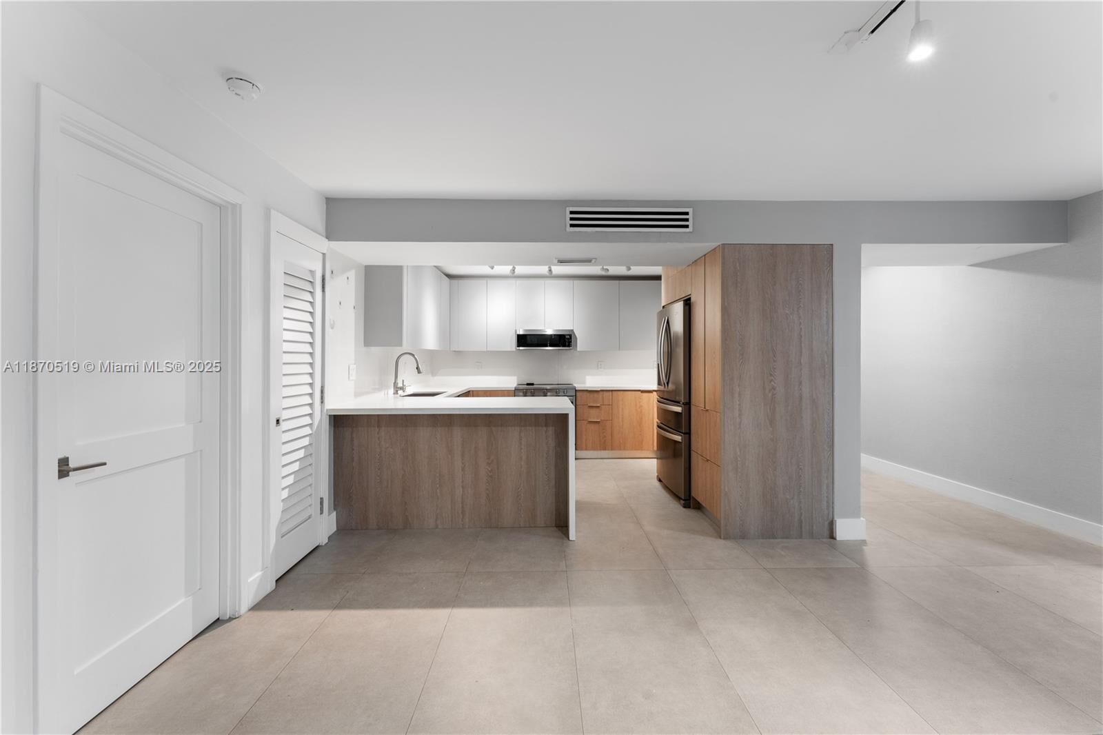 Property Photo:  55 Ocean Lane Dr 1031  FL 33149 