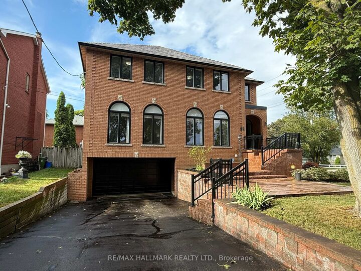 Photo de la propriété: 80 Dunstall Crescent ON M1E 3M4