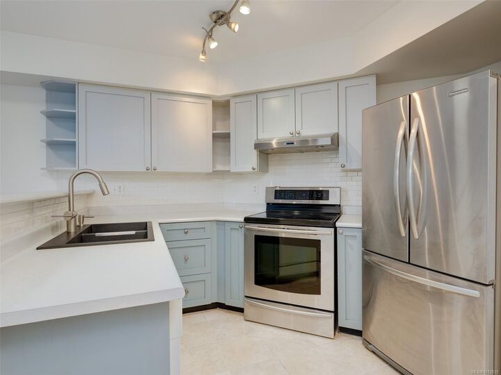 Property Photo:  827 North Park St 119  BC V8W 3Y3 