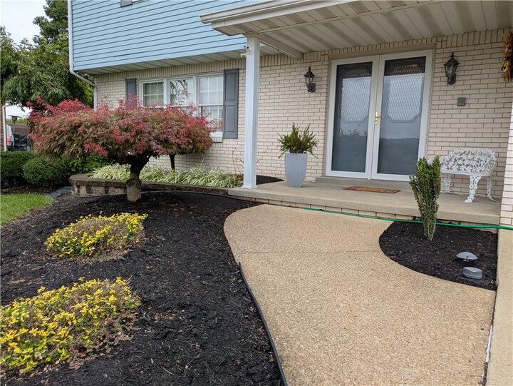 Property Photo: 728 Courtview PA 15601