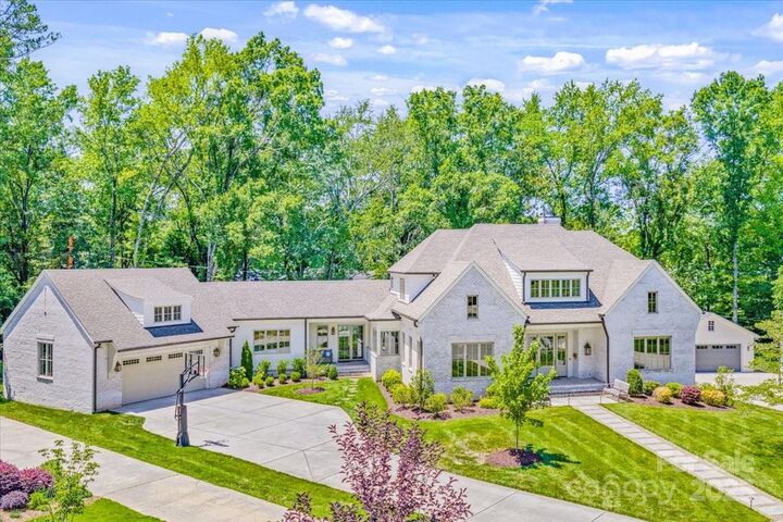 Property Photo:  2421 Knollwood Road  NC 28211 
