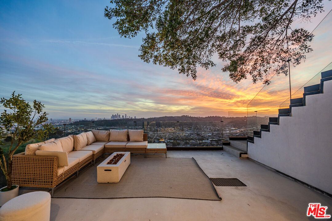 Property Photo: 812 W Avenue 37 CA 90065