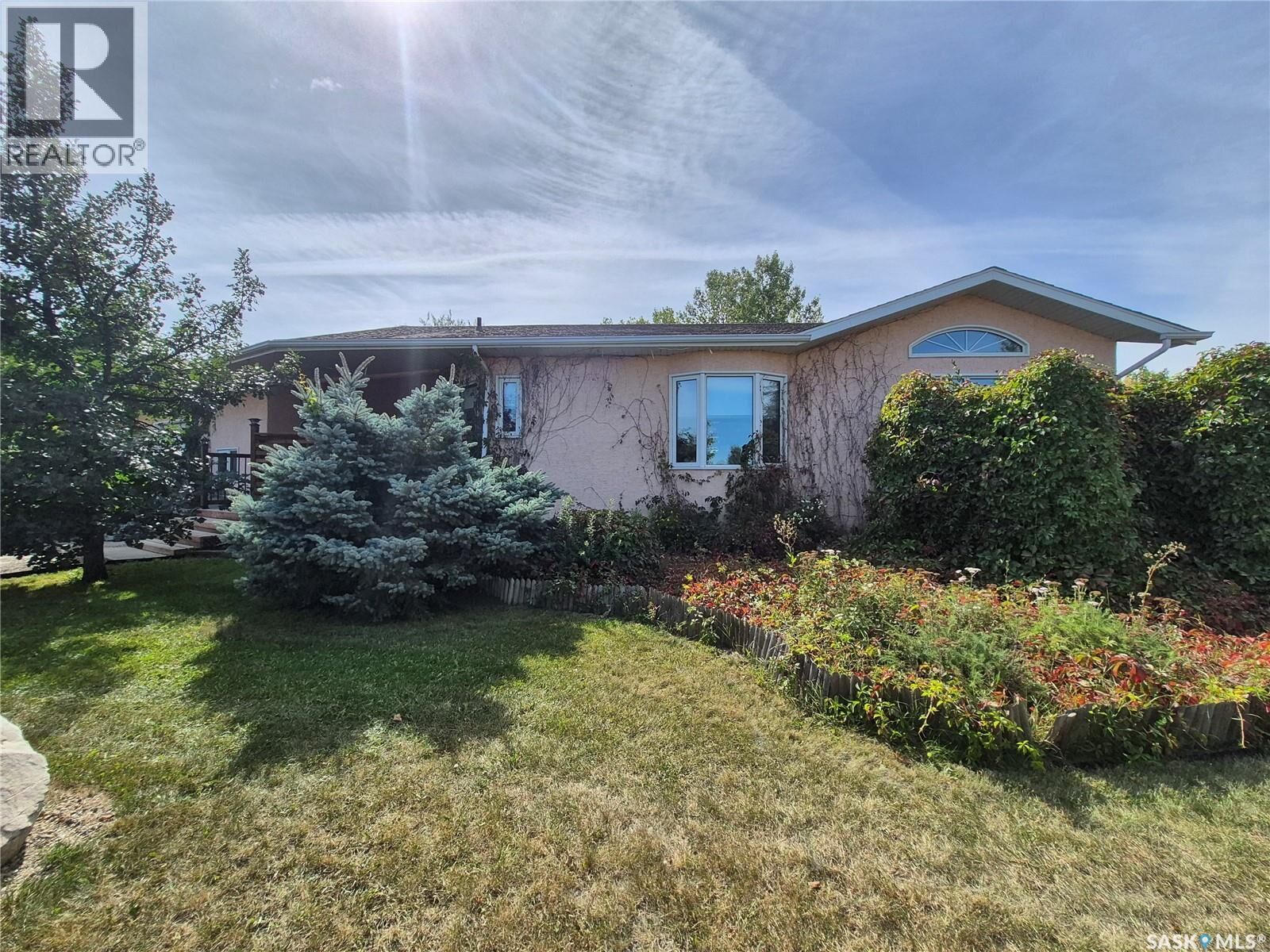 Property Photo:  713 Railway Avenue  SK S0C 1S0 