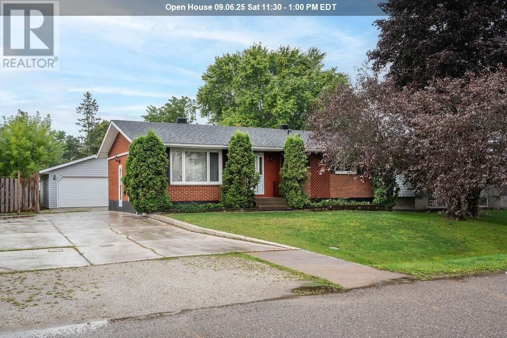 Property Photo:  51 Glen Ave  ON P6A 5V1 