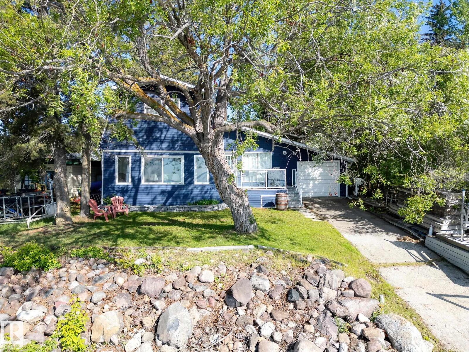 Property Photo:  809 8 Street  AB T0E 1A0 