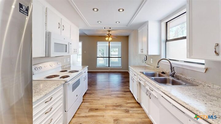 Property Photo:  1813 Sundown Drive  TX 76543 