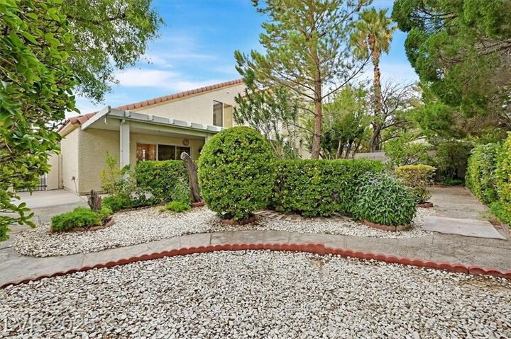 Property Photo: 3220 Crescent Run Court NV 89117