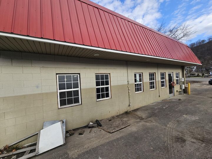 Property Photo:  120 S Main Street  KY 40828 