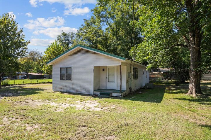 Property Photo:  614 East Spruce  TX 75949 