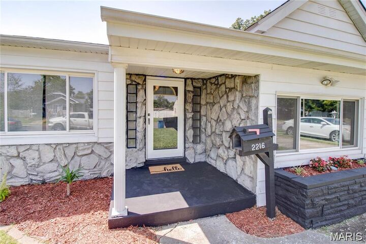 Property Photo:  2216 Woodlawn Avenue  IL 62040 