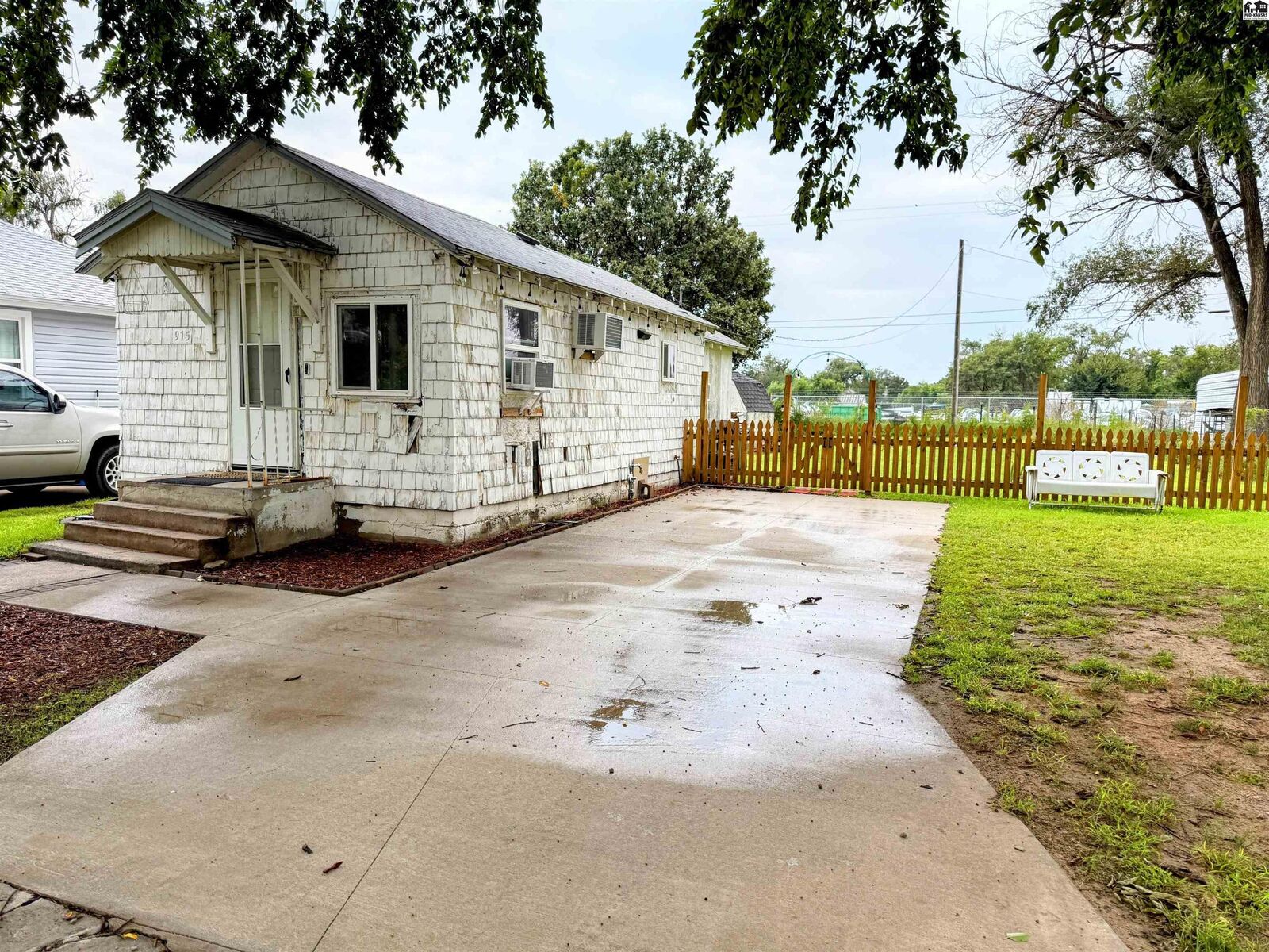 Property Photo:  915 E 2nd Ave  KS 67501 