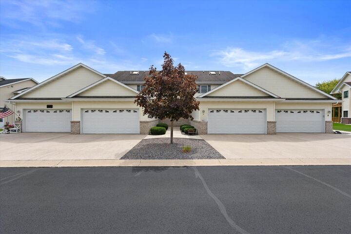 Property Photo:  924 Prairie Gdns 7  WI 53040 