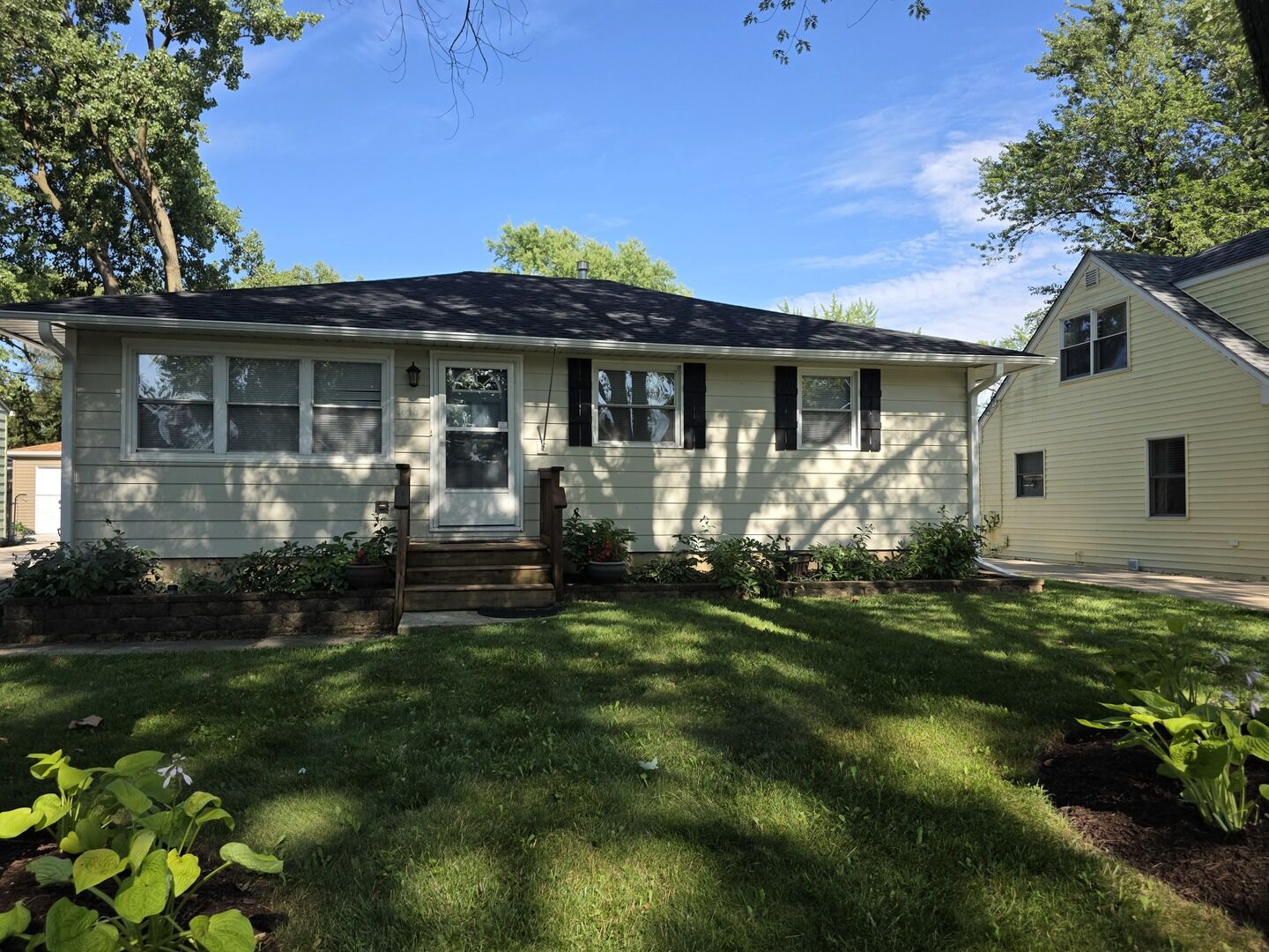 Property Photo: 1818 S 4th Place IL 60174