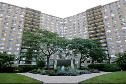 Property Photo: 7033 N Kedzie Avenue 816 IL 60645