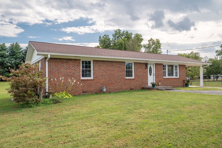 Property Photo:  1009 N Main St  TN 38481 