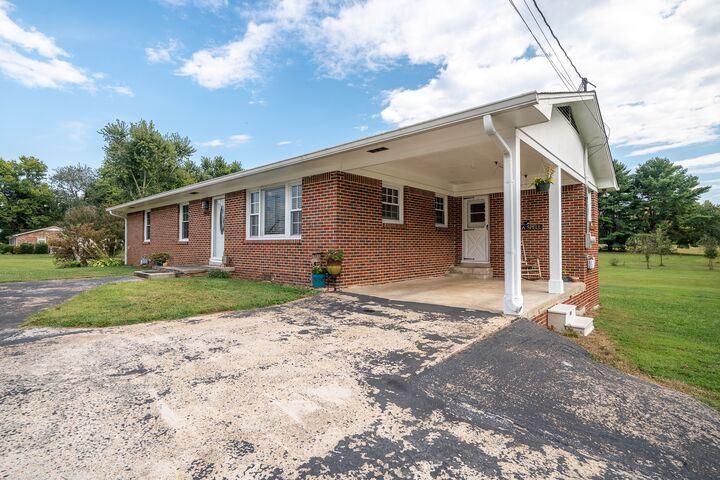 Property Photo:  1009 N Main St  TN 38481 