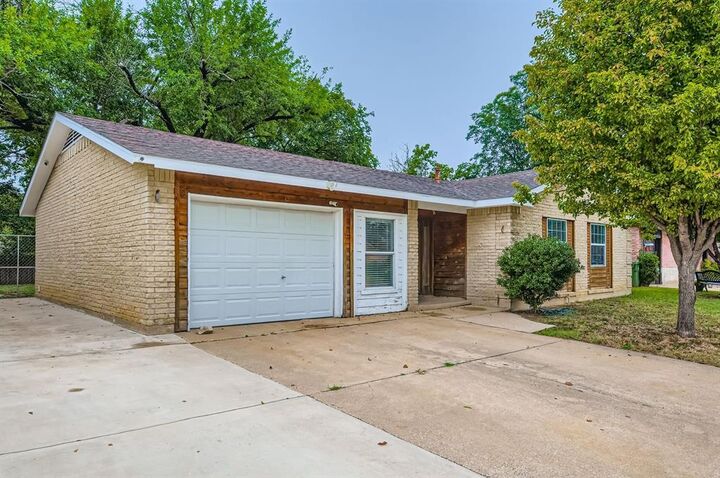 Property Photo: 1405 Carla Avenue TX 76014