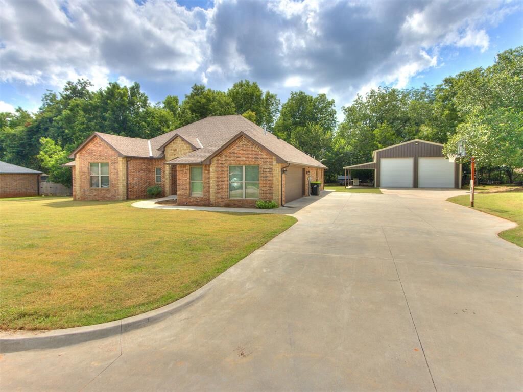 Property Photo: 1126 Woodbrook Drive OK 73080
