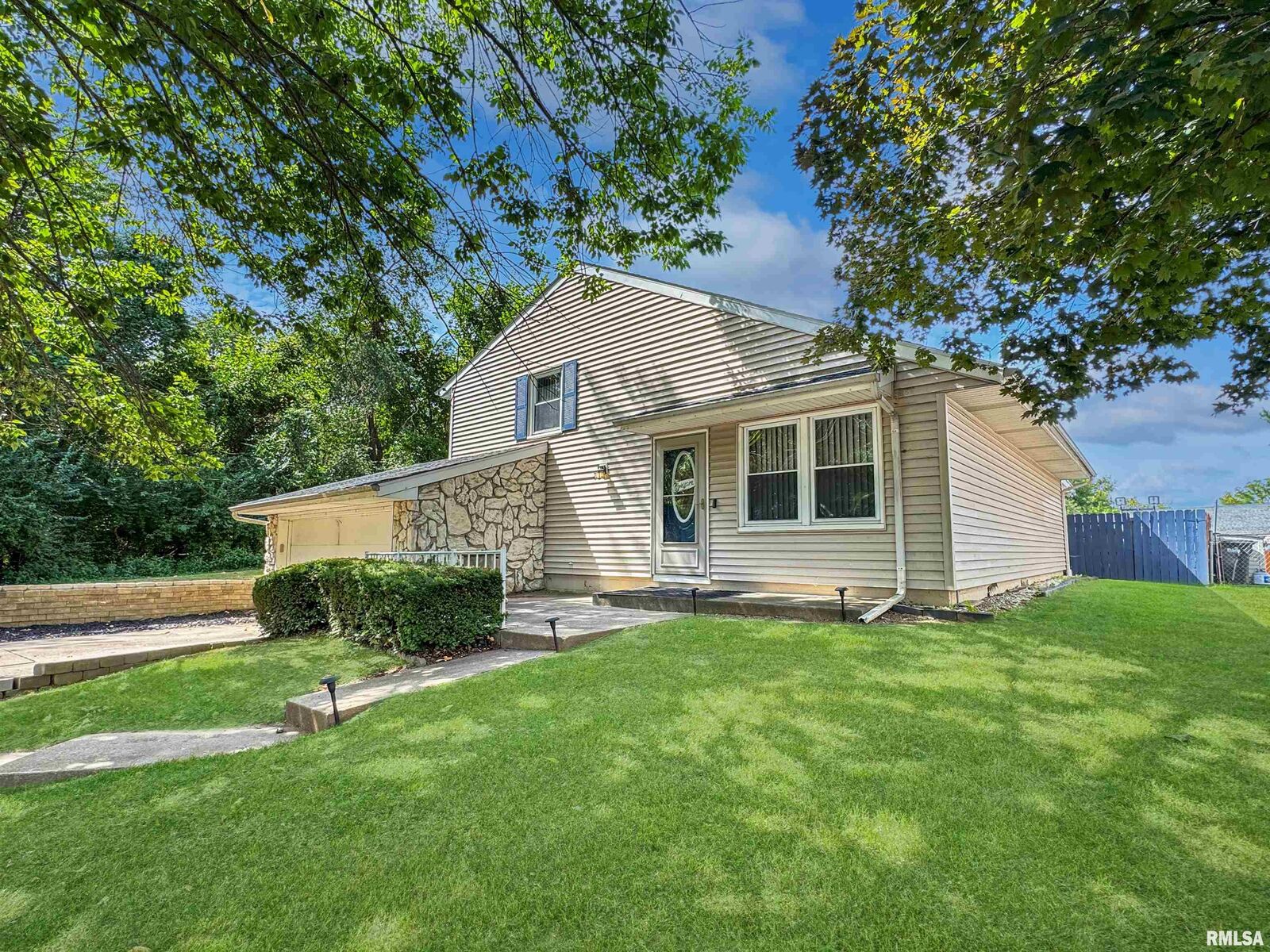 Property Photo:  16 Point East Court  IL 61554 
