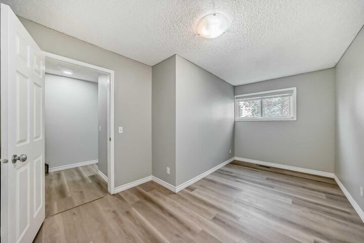 Property Photo:  7 Westland Road 2  AB T1S 1Z1 
