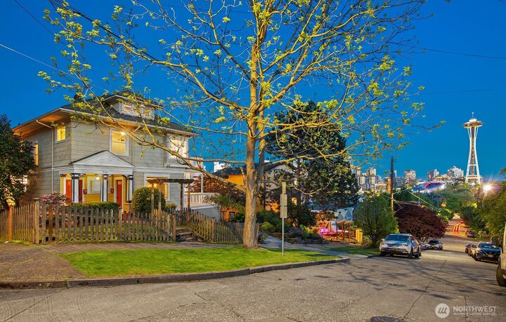 Property Photo:  920  4th Avenue N  WA 98109 