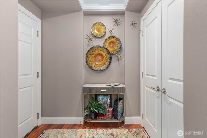 Property Photo:  726  Boylston Avenue E 9  WA 98102 