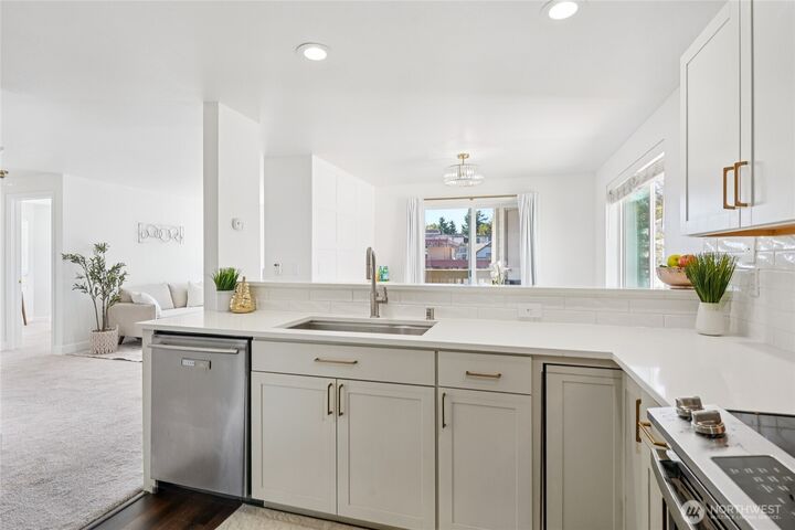 Property Photo:  2152 N 112th Street 408  WA 98133 
