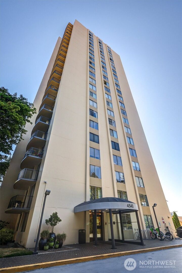 Property Photo:  4540  8th Avenue NE 2302  WA 98105 
