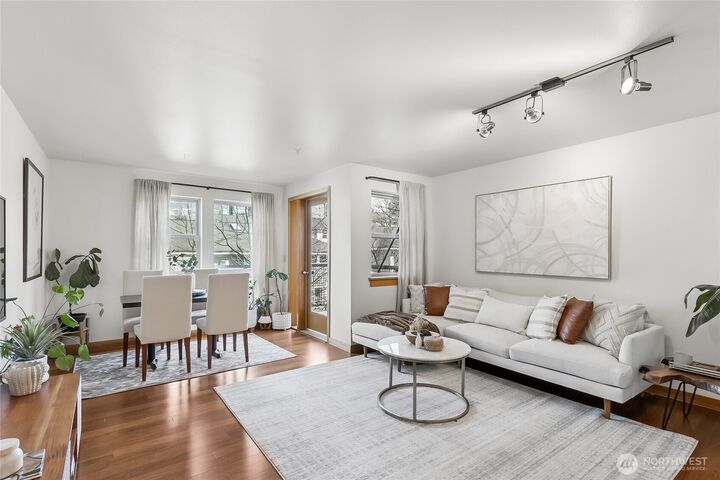 827  Hiawatha Place S 410  Seattle WA 98144 photo