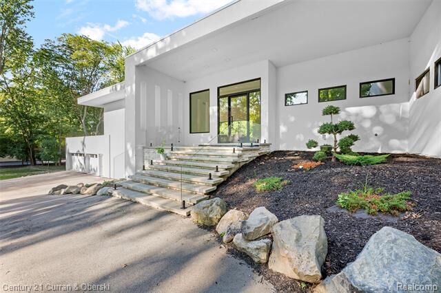 Property Photo: 31685 Franklin Fairway Street MI 48334