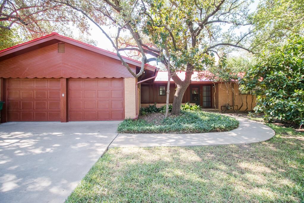 Property Photo: 27 Yucca St TX 76901