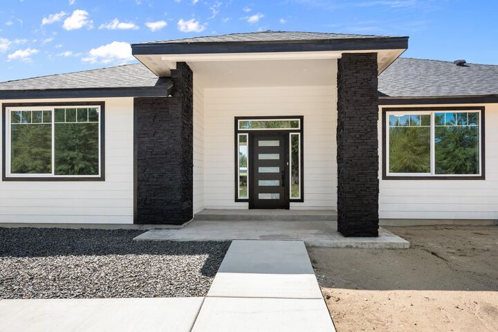 Property Photo: 914 E Deer Park-Milan Rd WA 99006