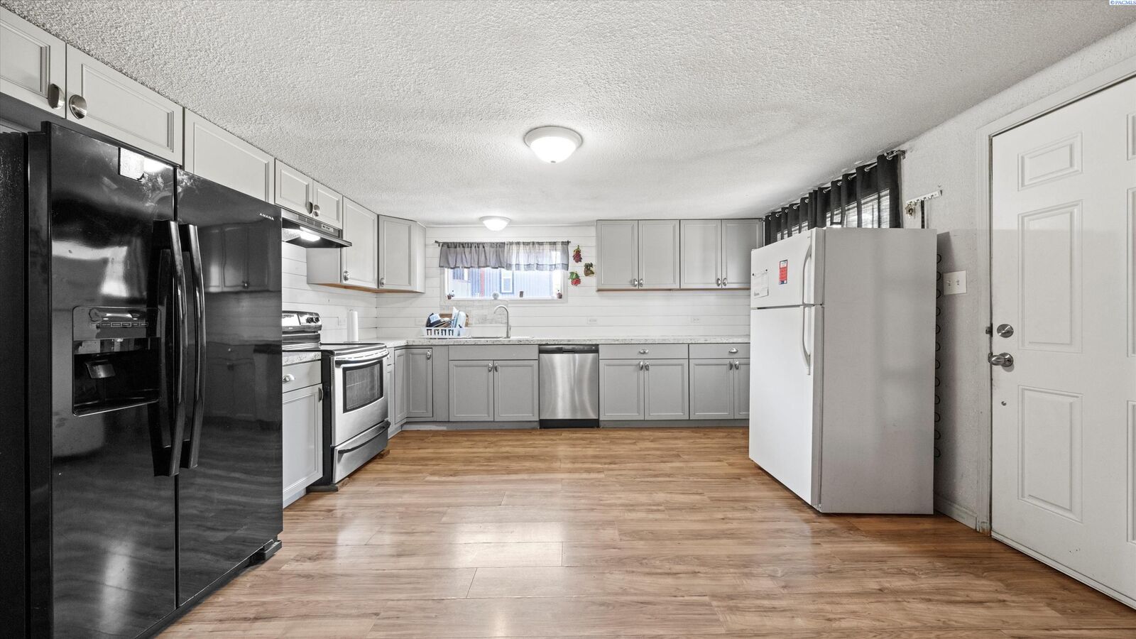 Property Photo:  1082 N 61st Ave  WA 99353 
