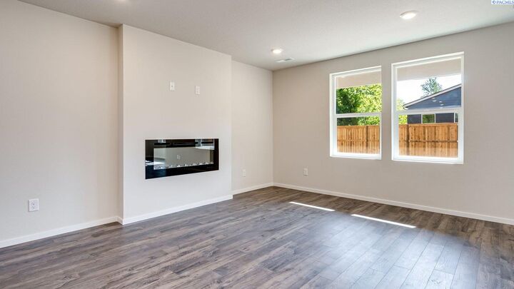 Property Photo: 11329 Buckingham Dr WA 99301