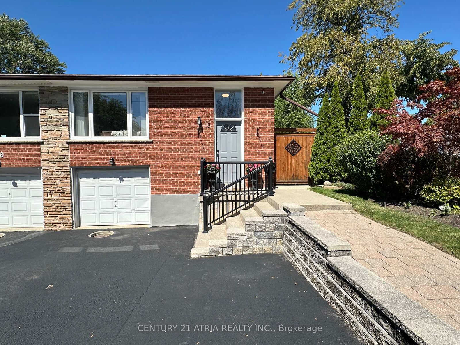 Property Photo:  18 Reiber Crescent  ON M2H 1C4 