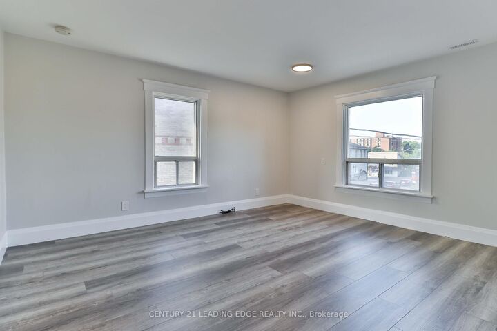 Photo de la propriété:  487 Eagle Street B  ON L3Y 1K7 