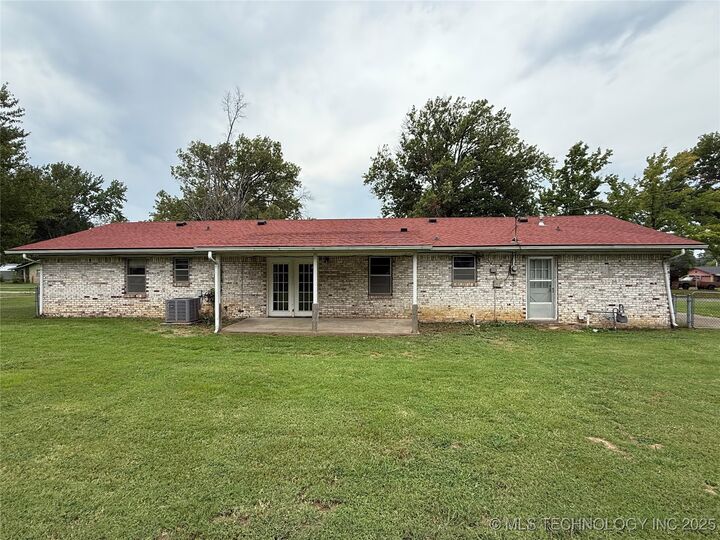 Property Photo:  703 E Ida Avenue  OK 74955 