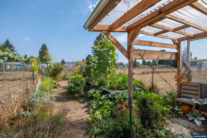 Property Photo: 850 W Oak St OR 97355