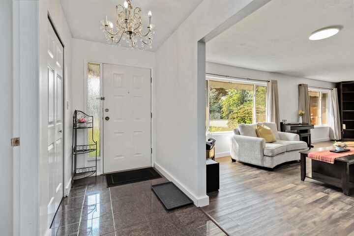 Photo de la propriété:  9220 Coote Street  BC V2P 6B5 