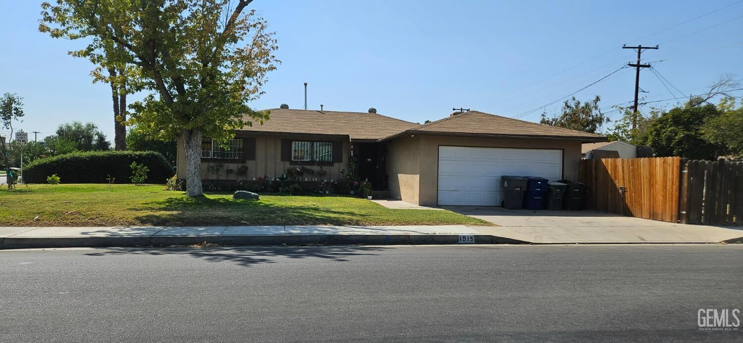 Property Photo: 1915 Benton Street CA 93304