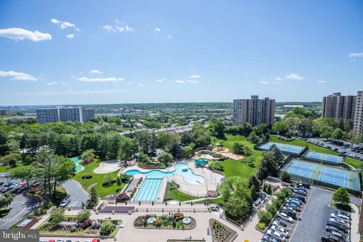 Property Photo: 307 Yoakum Parkway 519 VA 22304